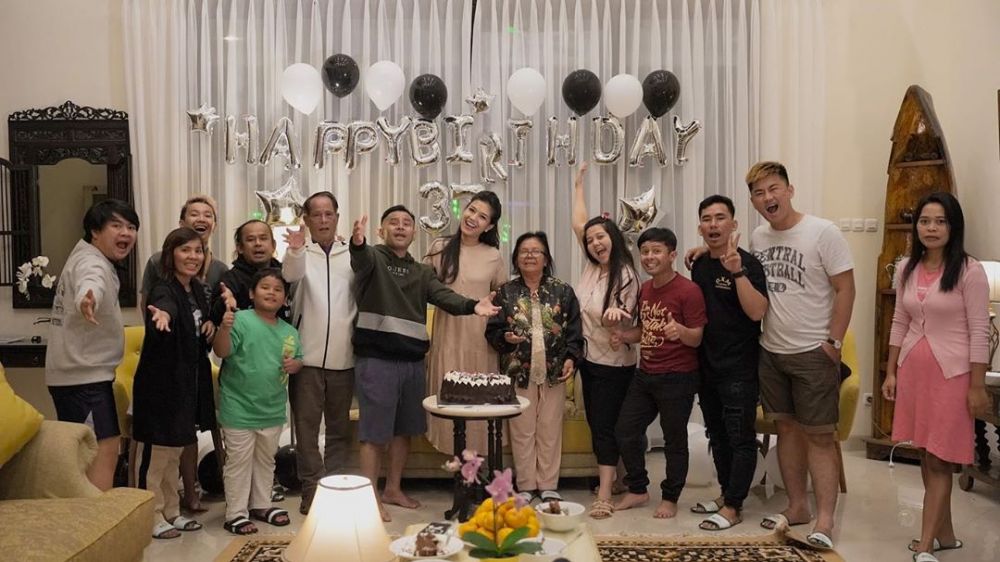 10 Momen perayaan ultah Duma Riris, ucapan Judika lucu tapi romantis