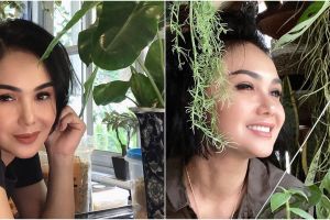 10 Momen Yuni Shara berkebun, gayanya curi perhatian