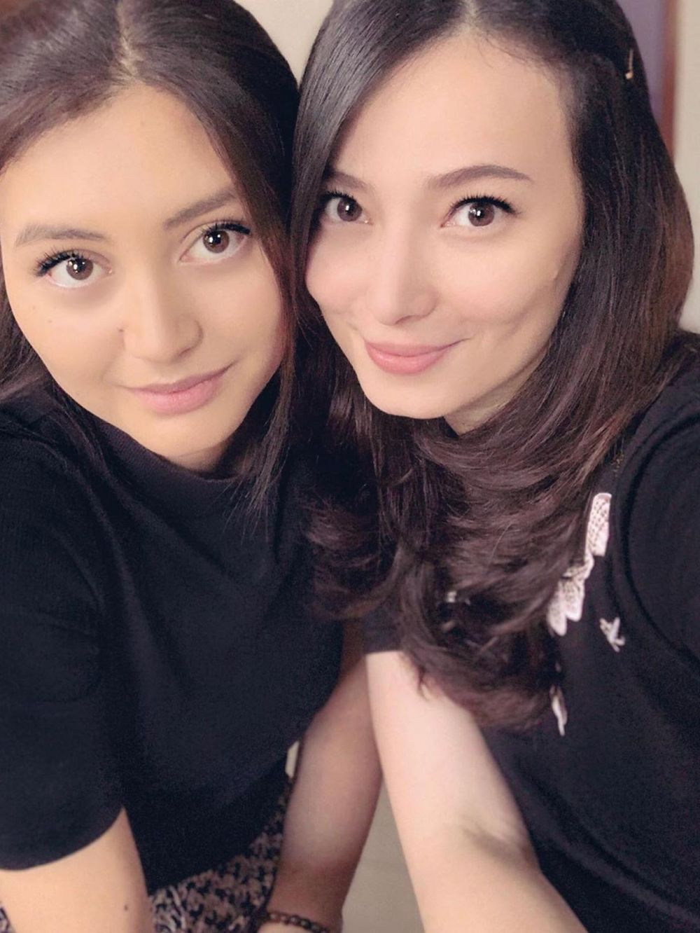 Jarang terekspos, ini 7 potret kedekatan Asmirandah dan sang adik