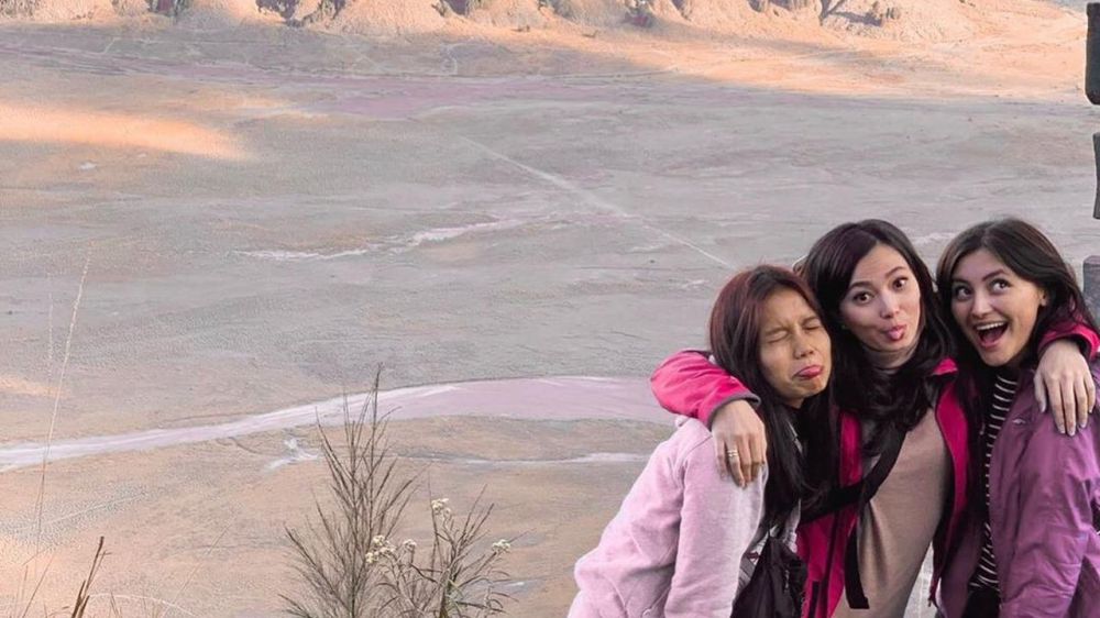 Jarang terekspos, ini 7 potret kedekatan Asmirandah dan sang adik