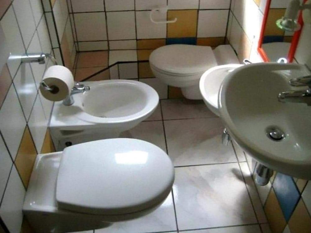 Penampakan toilet absurd Berbagai sumber