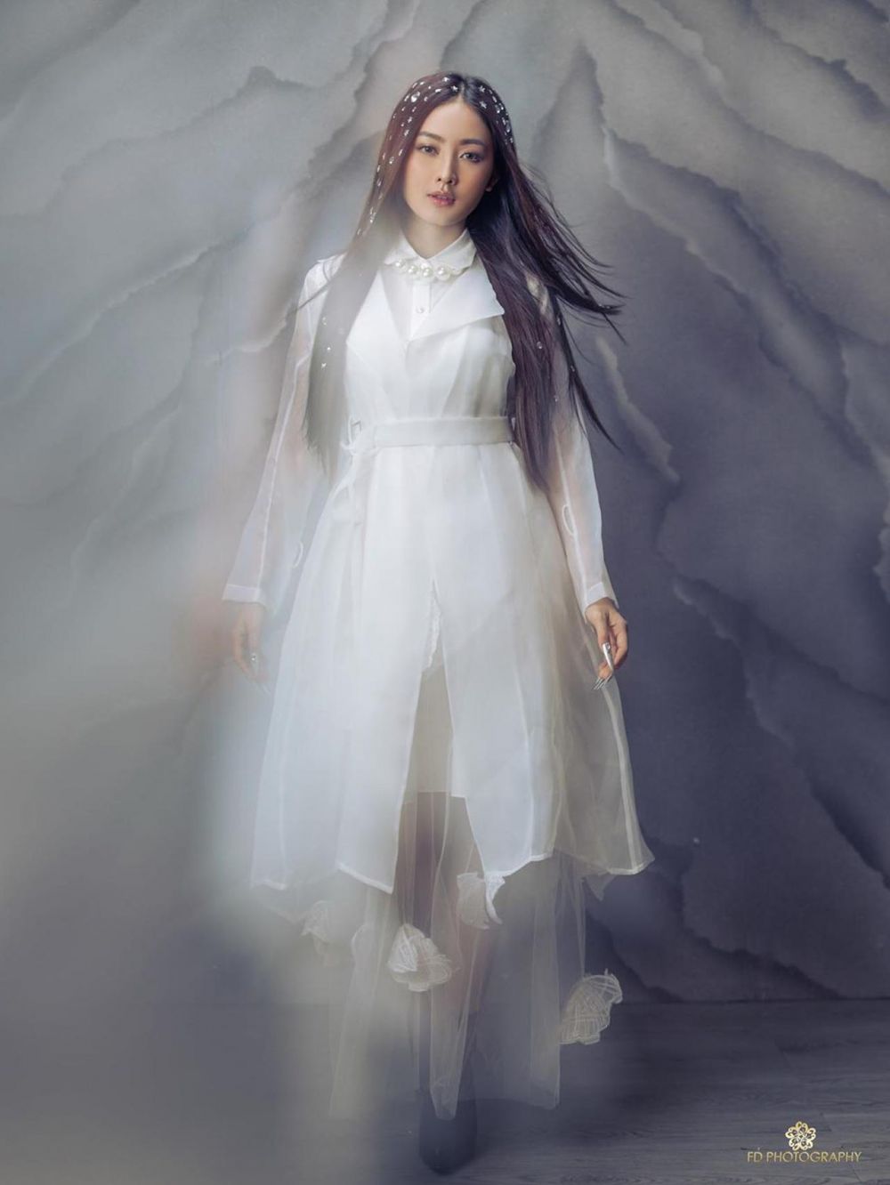 6 Pemotretan Natasha Wilona dengan tema Luminous in White, memesona