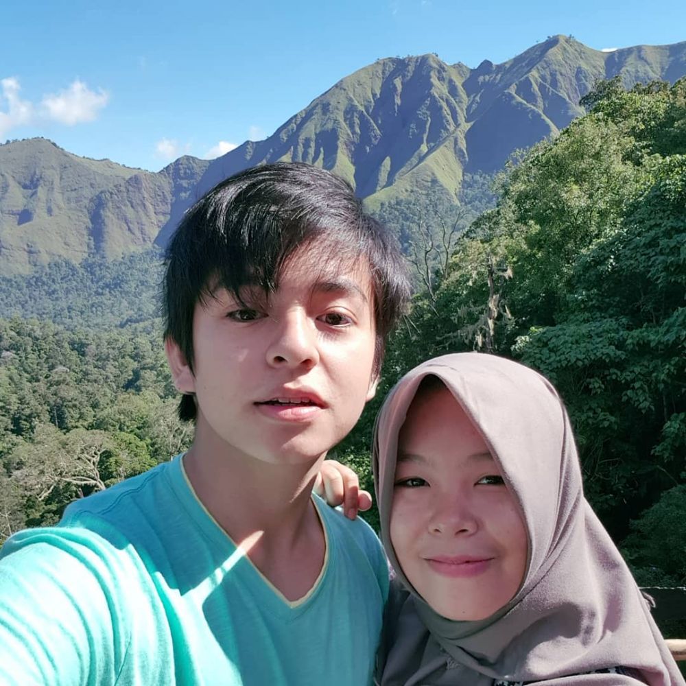 10 Potret Angga Yunanda dan kakak, bak sepasang kekasih