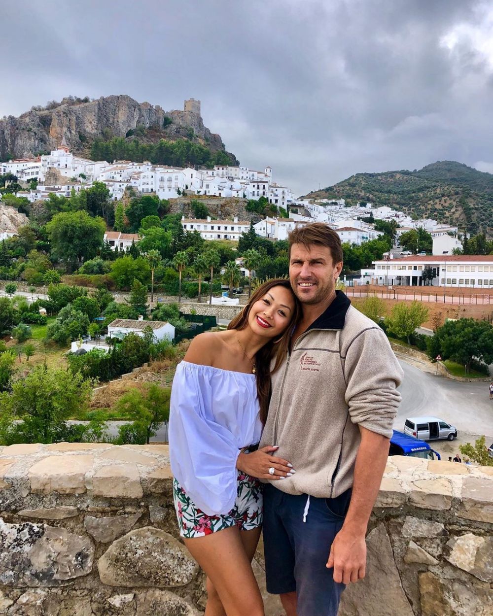 9 Tahun menikah, begini 10 potret kemesraan Indah Kalalo dan suami