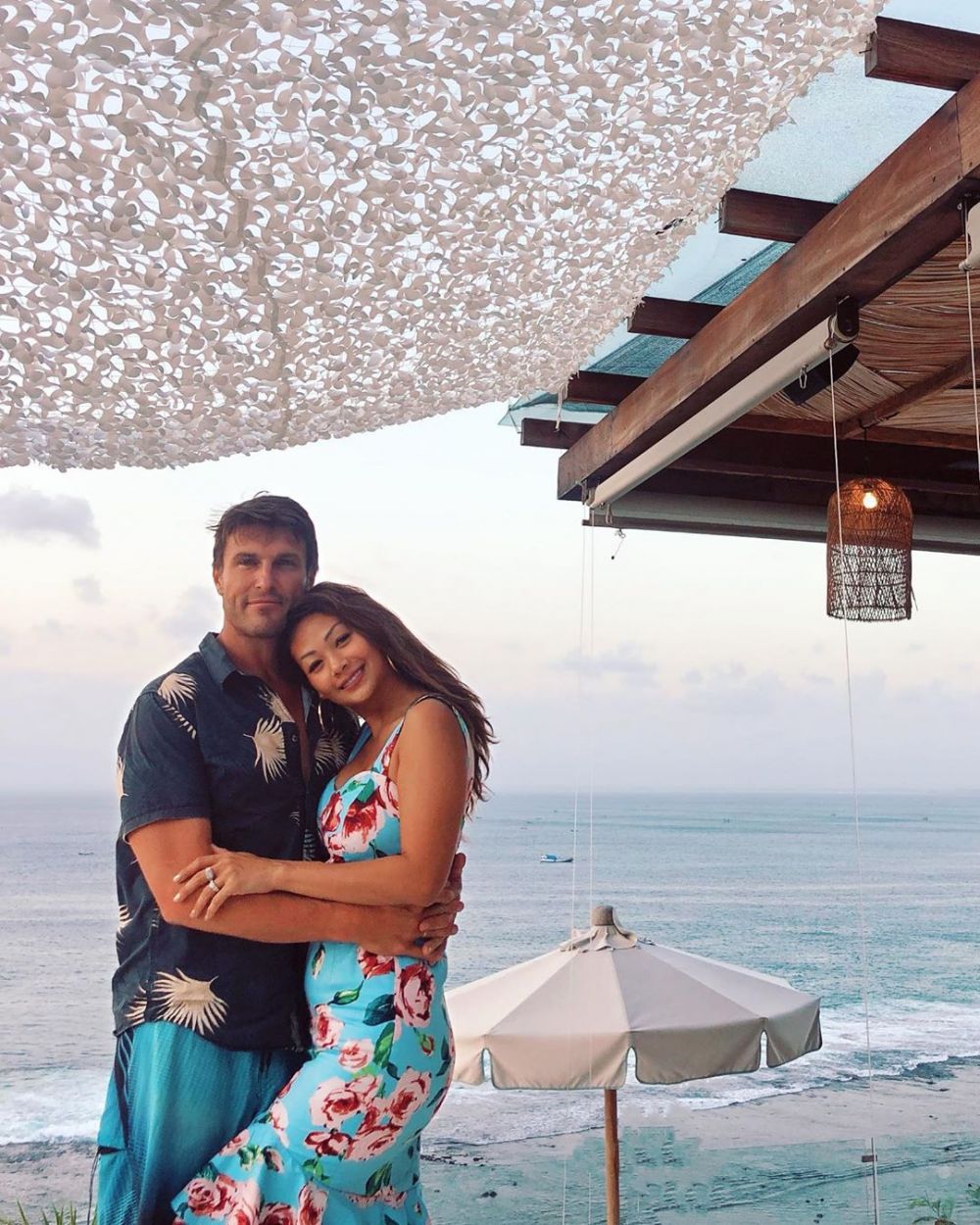 9 Tahun menikah, begini 10 potret kemesraan Indah Kalalo dan suami