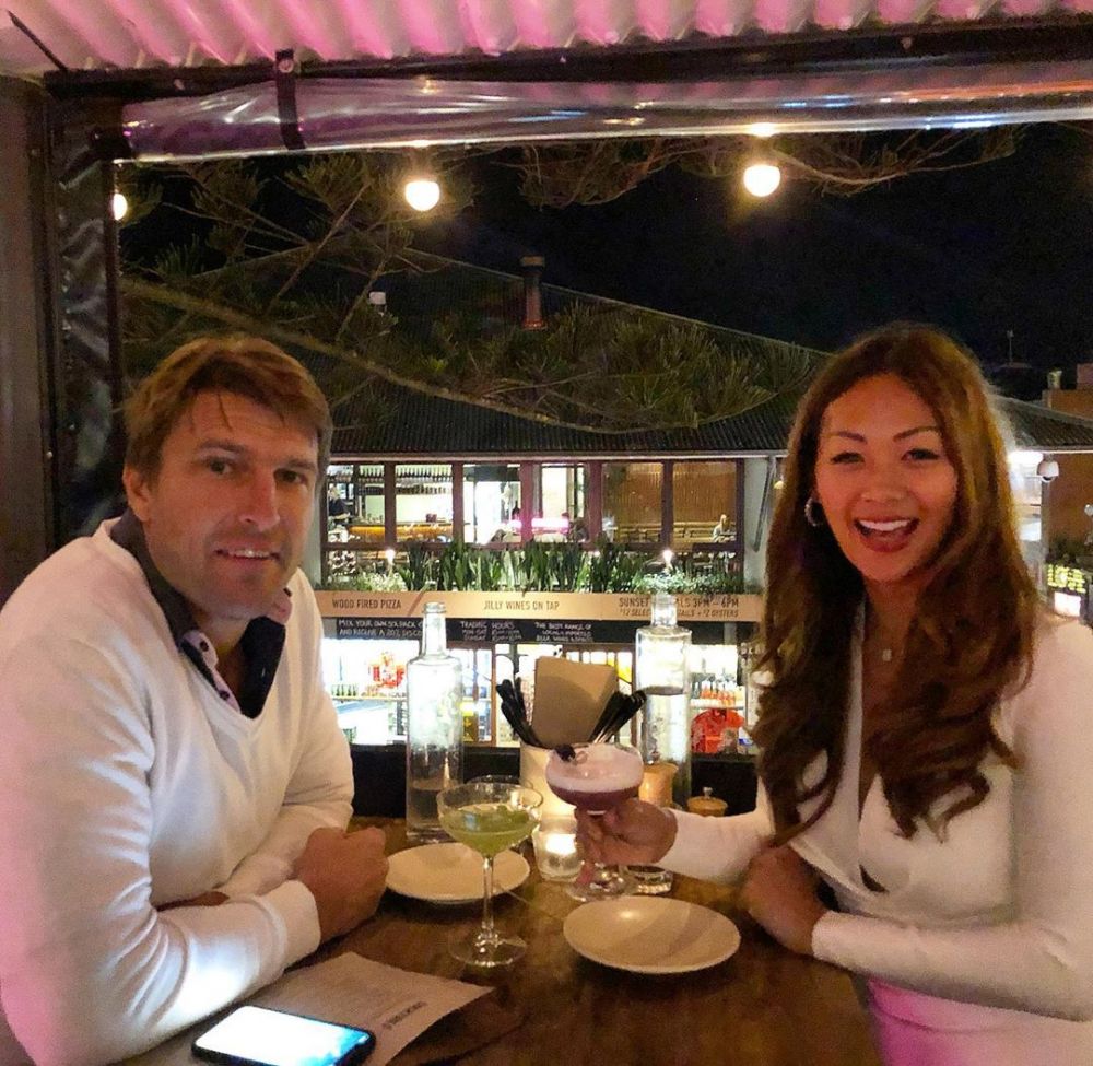 9 Tahun menikah, begini 10 potret kemesraan Indah Kalalo dan suami