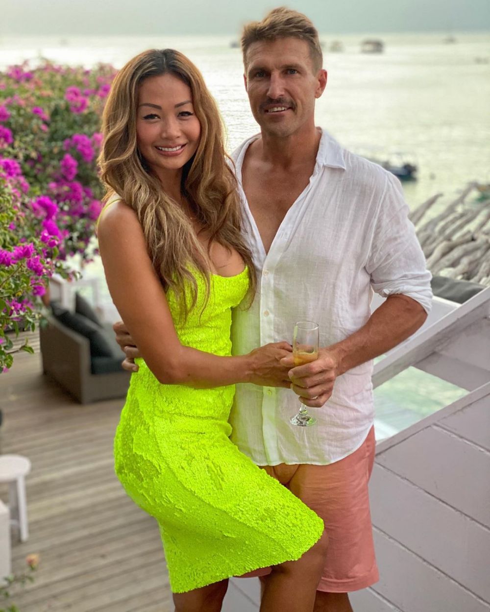 9 Tahun menikah, begini 10 potret kemesraan Indah Kalalo dan suami