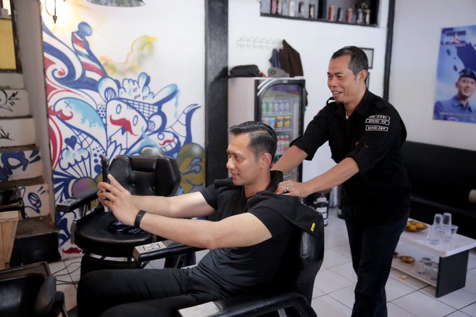 8 Momen Agus Yudhoyono potong rambut, parasnya curi perhatian
