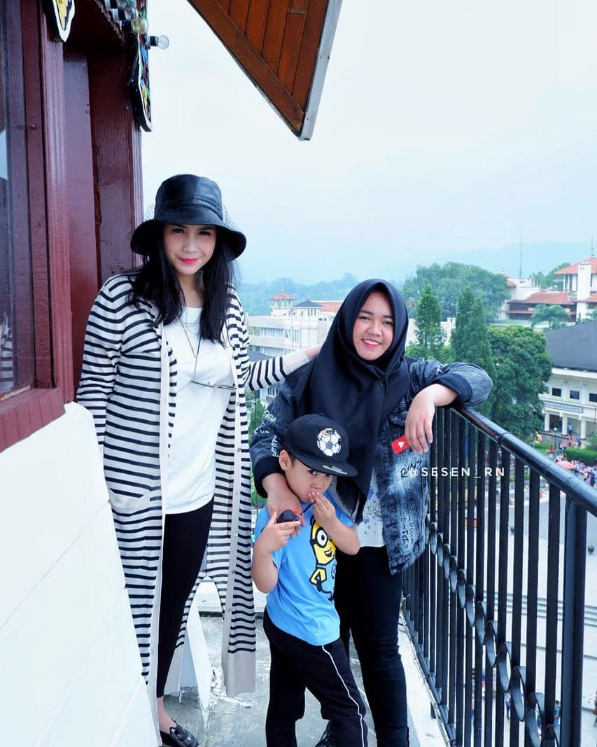 10 Momen kedekatan Nagita Slavina dan Lala, kompak abis