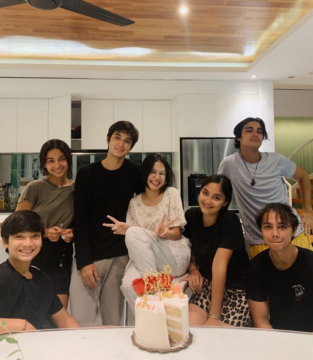 10 Momen ultah Hanggini, kehadiran Junior Roberts jadi sorotan