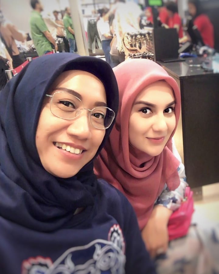 10 Potret kebersamaan Irish Bella dan ibu, bak kakak-adik