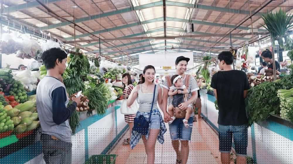 Momen manis 8 pasangan seleb belanja di pasar, antigengsi