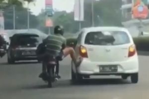 Viral pengendara motor dorong mobil, dijuluki kaki terkuat di bumi