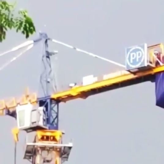 Viral video penampakan pria salat di atas crane, bikin merinding