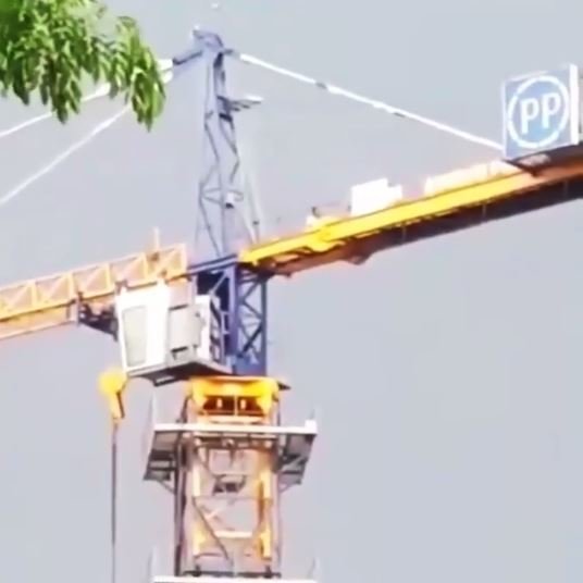 Viral video penampakan pria salat di atas crane, bikin merinding