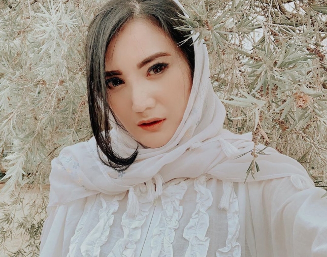 7 Potret terbaru Kiki Amalia dengan busana lebih tertutup, manglingi