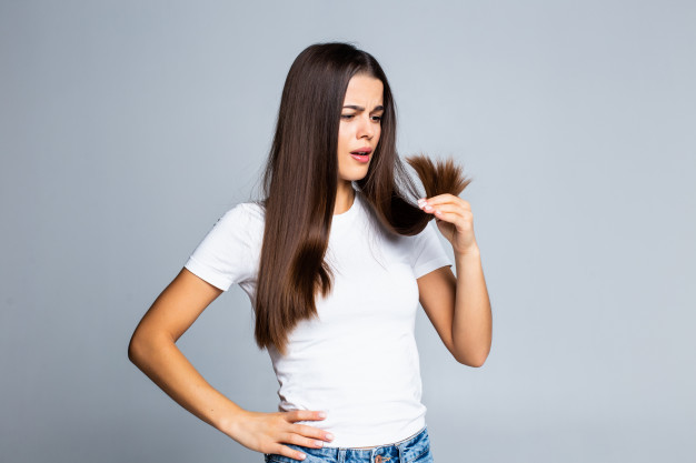 10 Manfaat minyak kelapa untuk rambut dan cara pakainya