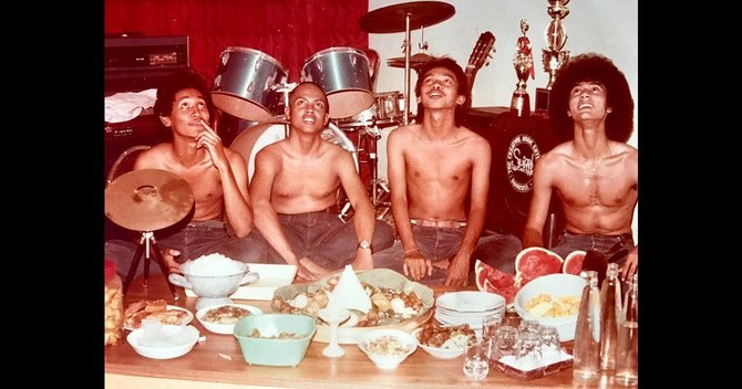 10 Potret lawas Dewa Budjana, gondrong sejak muda