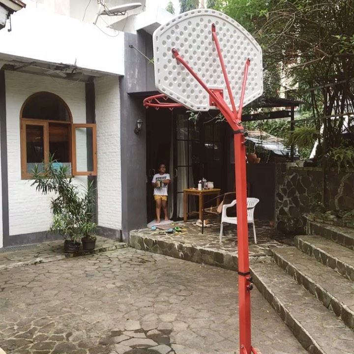 10 Penampakan rumah Karina Suwandi, nuansa putih & halamannya luas