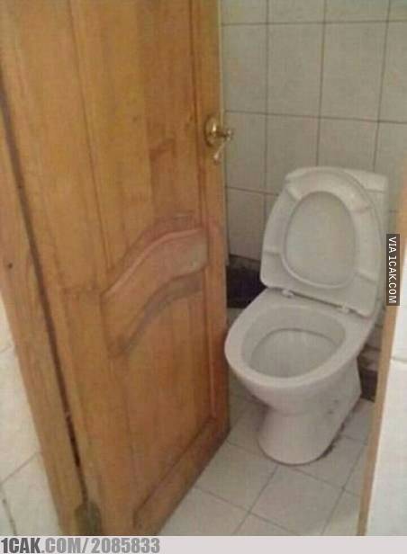 20 Desain pintu toilet ini nggak biasa, bikin jadi nggak kebelet
