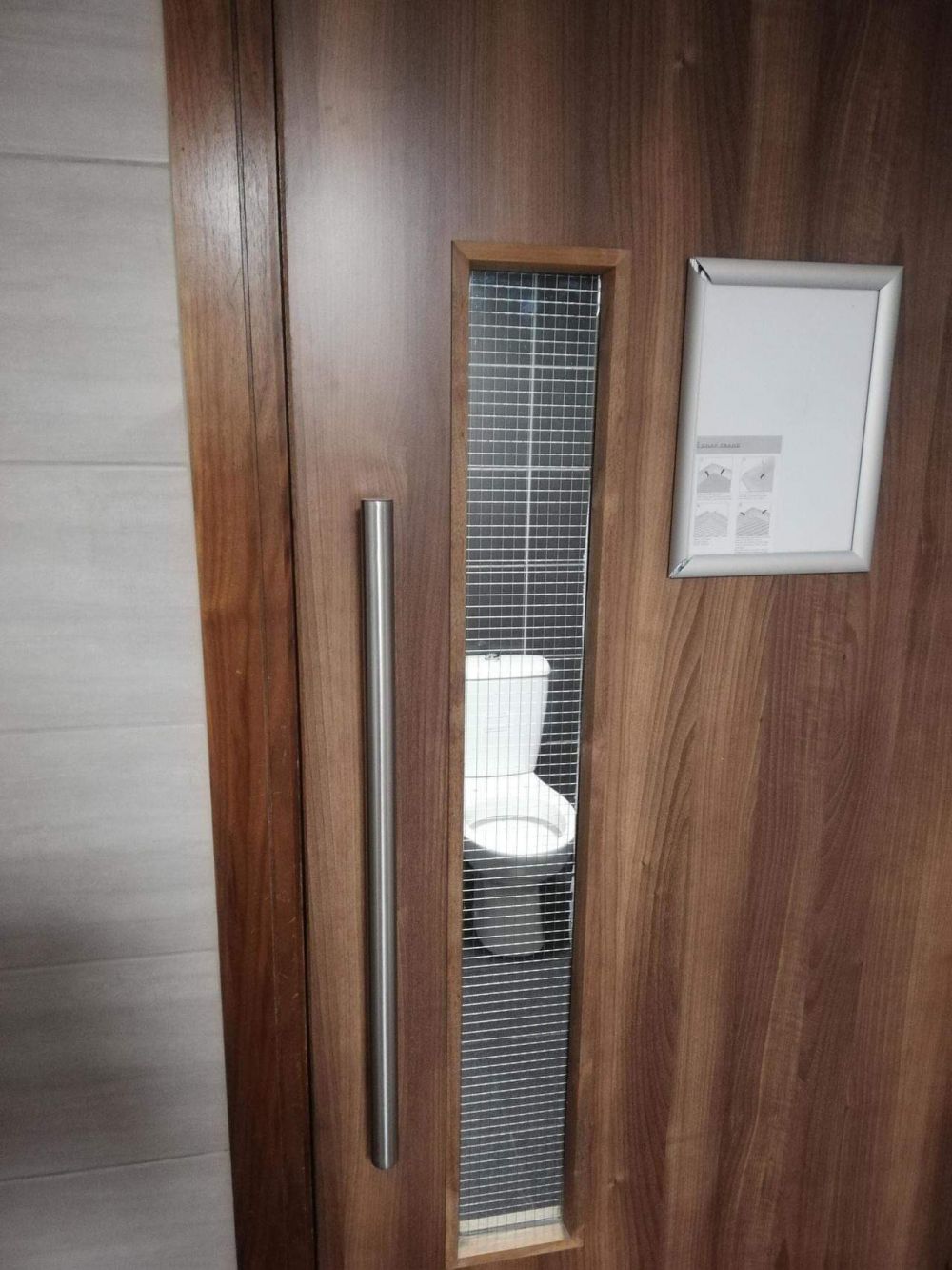20 Desain pintu toilet  ini nggak biasa bikin jadi nggak 