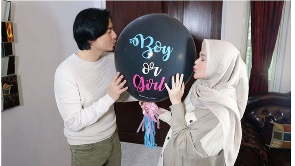 Beda cara 9 seleb hamil saat umumkan jenis kelamin anak