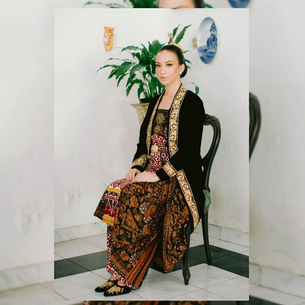 Beda gaya 10 seleb cantik saat bersanggul. anggunnya maksimal