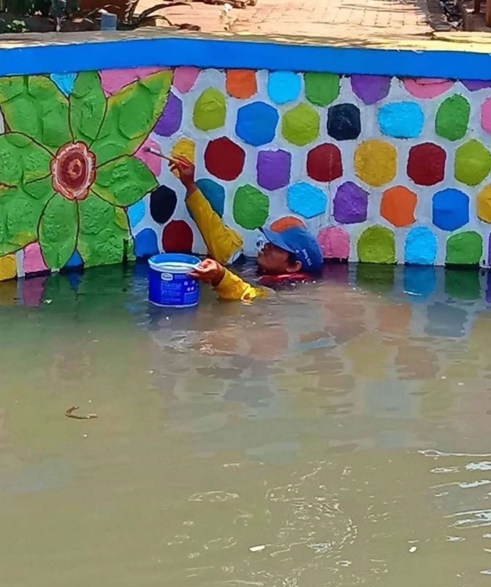 12 Aksi totalitas tukang bangunan saat kerja, bikin salut