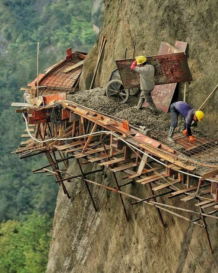 12 Aksi totalitas tukang bangunan saat kerja, bikin salut