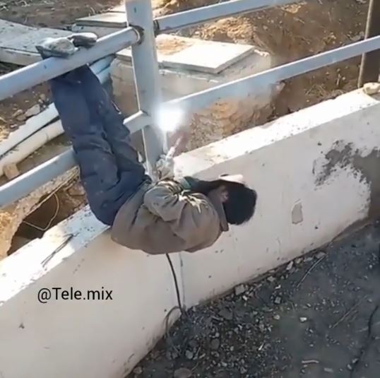 12 Aksi totalitas tukang bangunan saat kerja, bikin salut