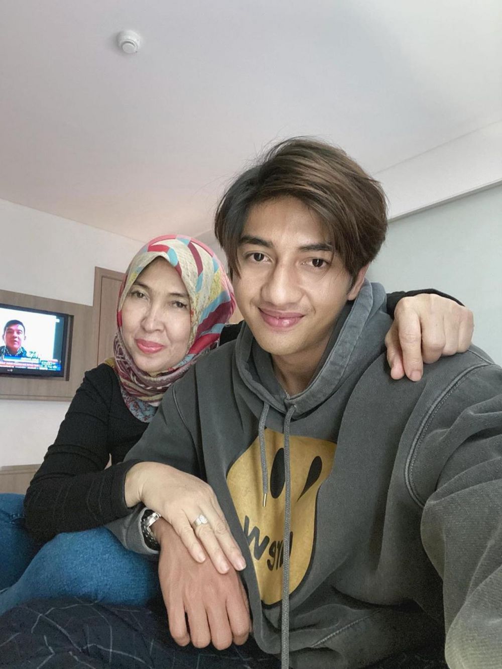 Jarang terekspos, ini 7 potret Harris Vriza bersama sang ibunda