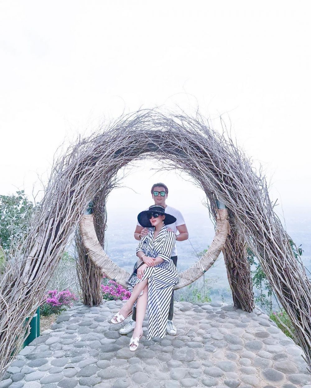 8 Gaya fashion Syahrini saat liburan, simpel tapi cetar