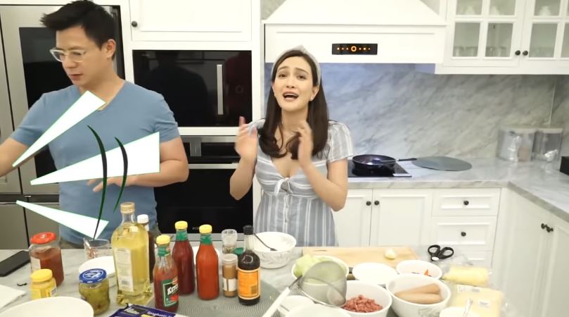 Potret romantis 8 seleb masak bareng pasangan