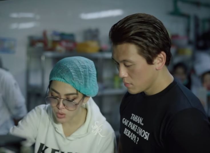 Potret romantis 8 seleb masak bareng pasangan