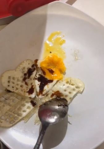 Viral video wanita goreng telur di atas genteng, bikin gagal paham
