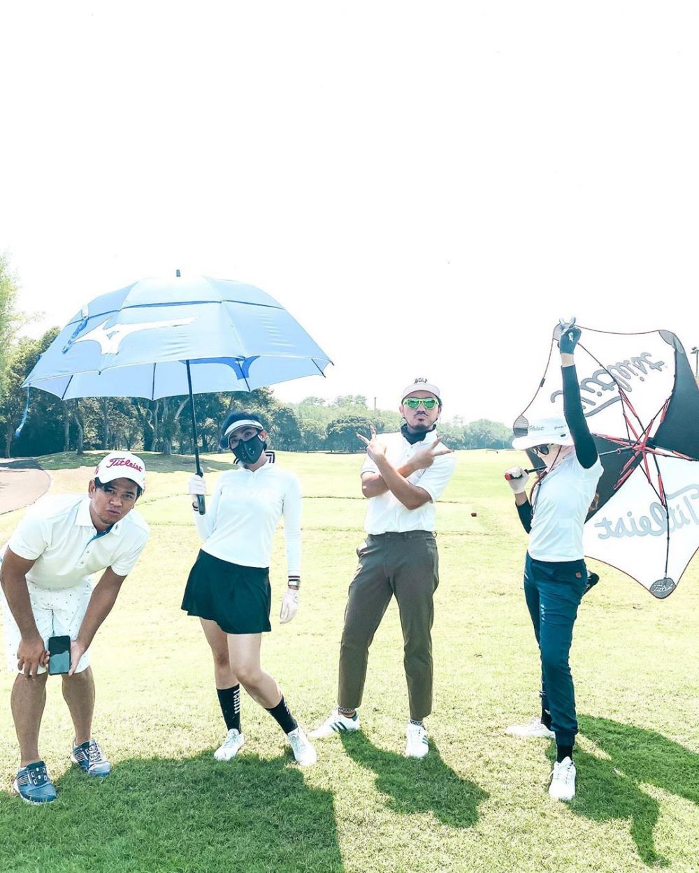 10 Penampilan Ayu Dewi saat main golf, gaya modisnya curi perhatian