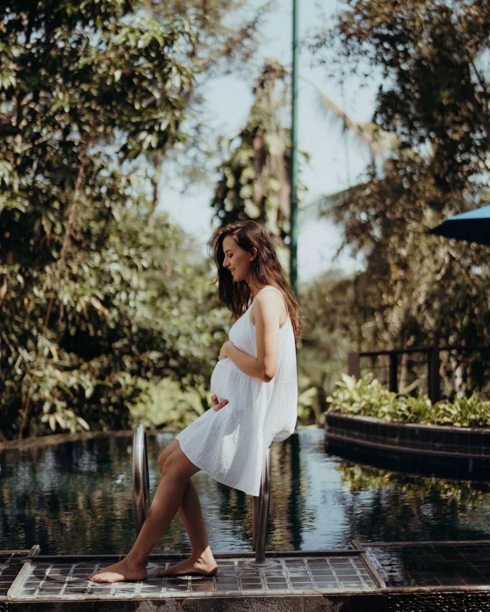 7 Potret maternity anak ke-3 Dahlia Poland, simpel dan elegan