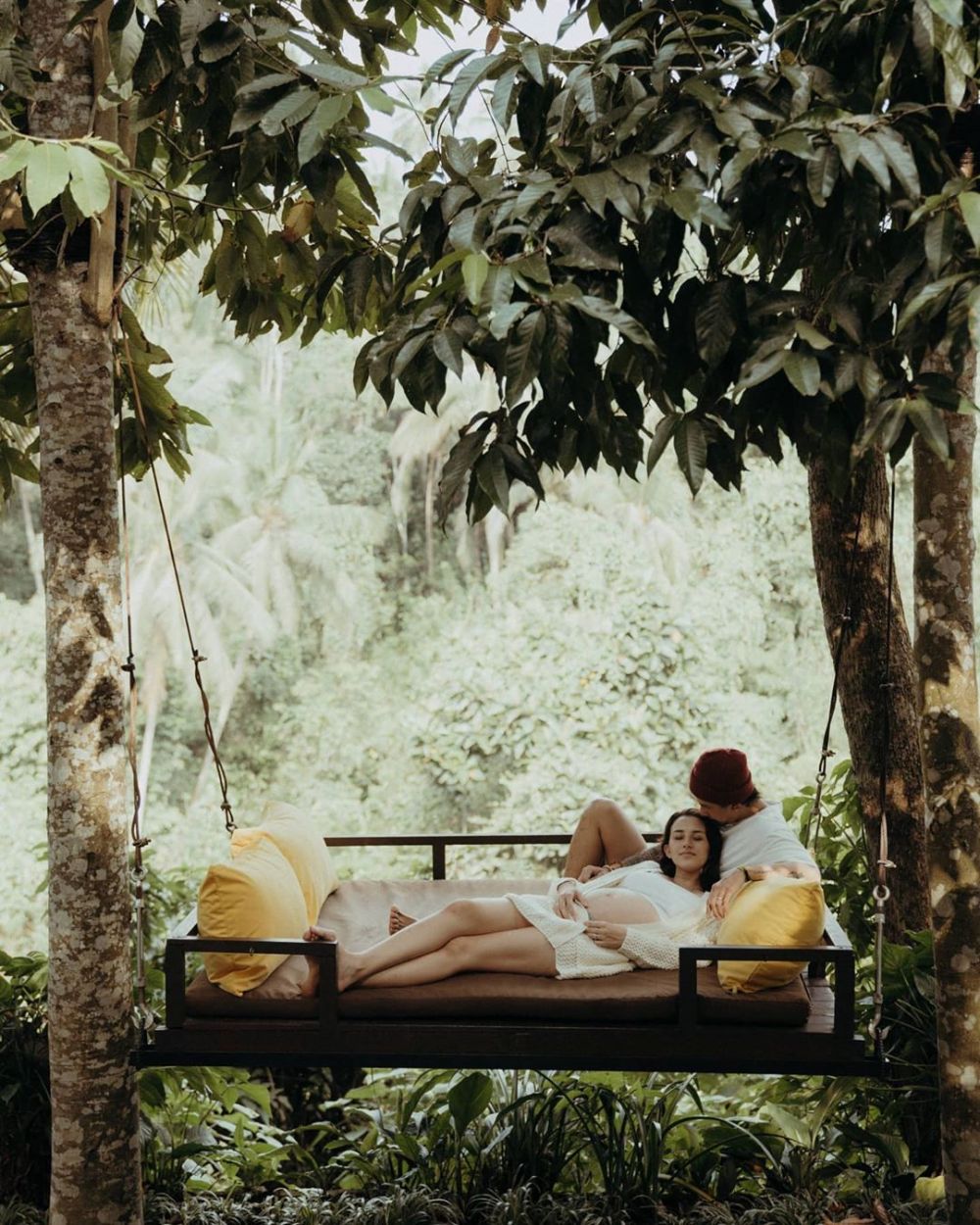 7 Potret maternity anak ke-3 Dahlia Poland, simpel dan elegan