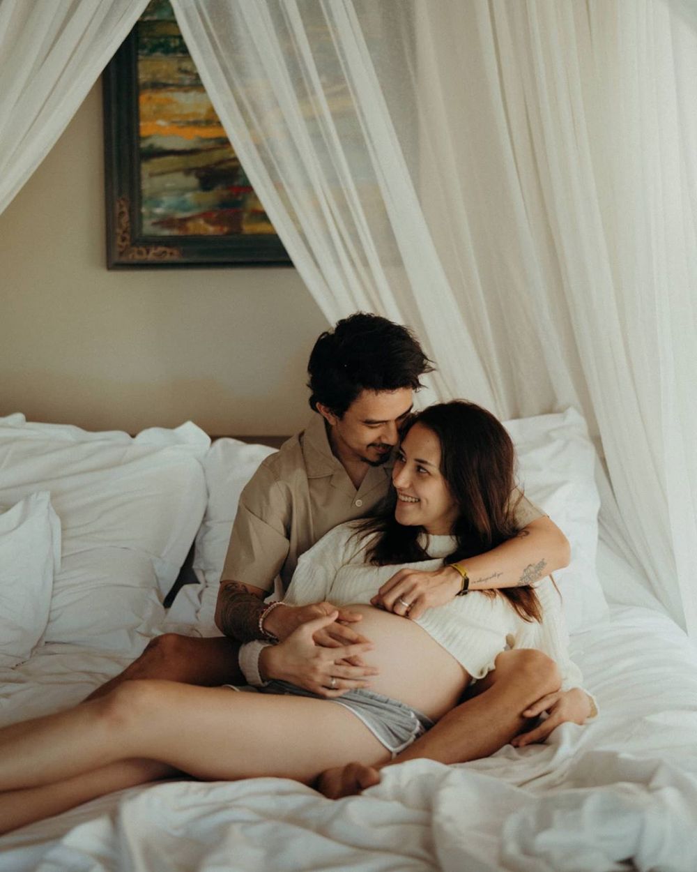 7 Potret maternity anak ke-3 Dahlia Poland, simpel dan elegan