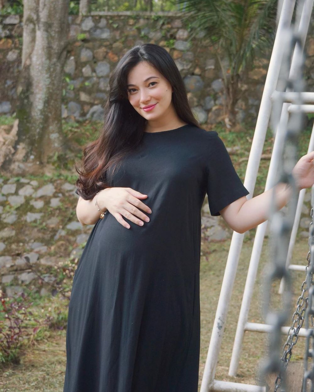 Jarang beli baju hamil, 10 gaya Asmirandah ini simpel tapi stunning