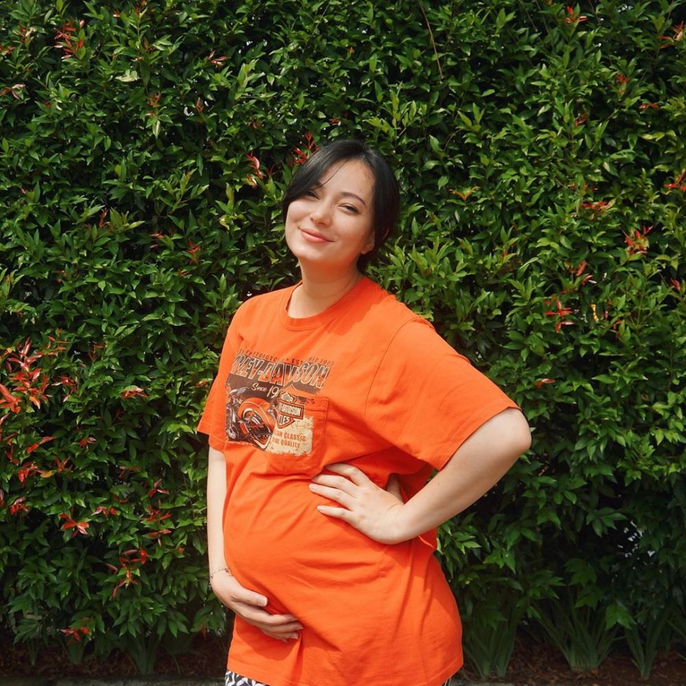 Jarang beli baju hamil, 10 gaya Asmirandah ini simpel tapi stunning