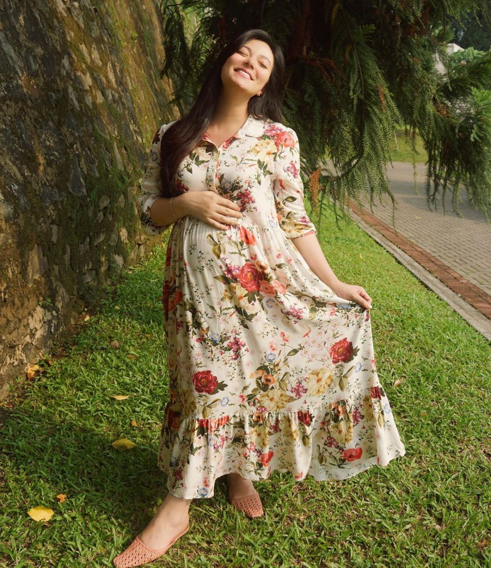 Jarang beli baju hamil, 10 gaya Asmirandah ini simpel tapi stunning