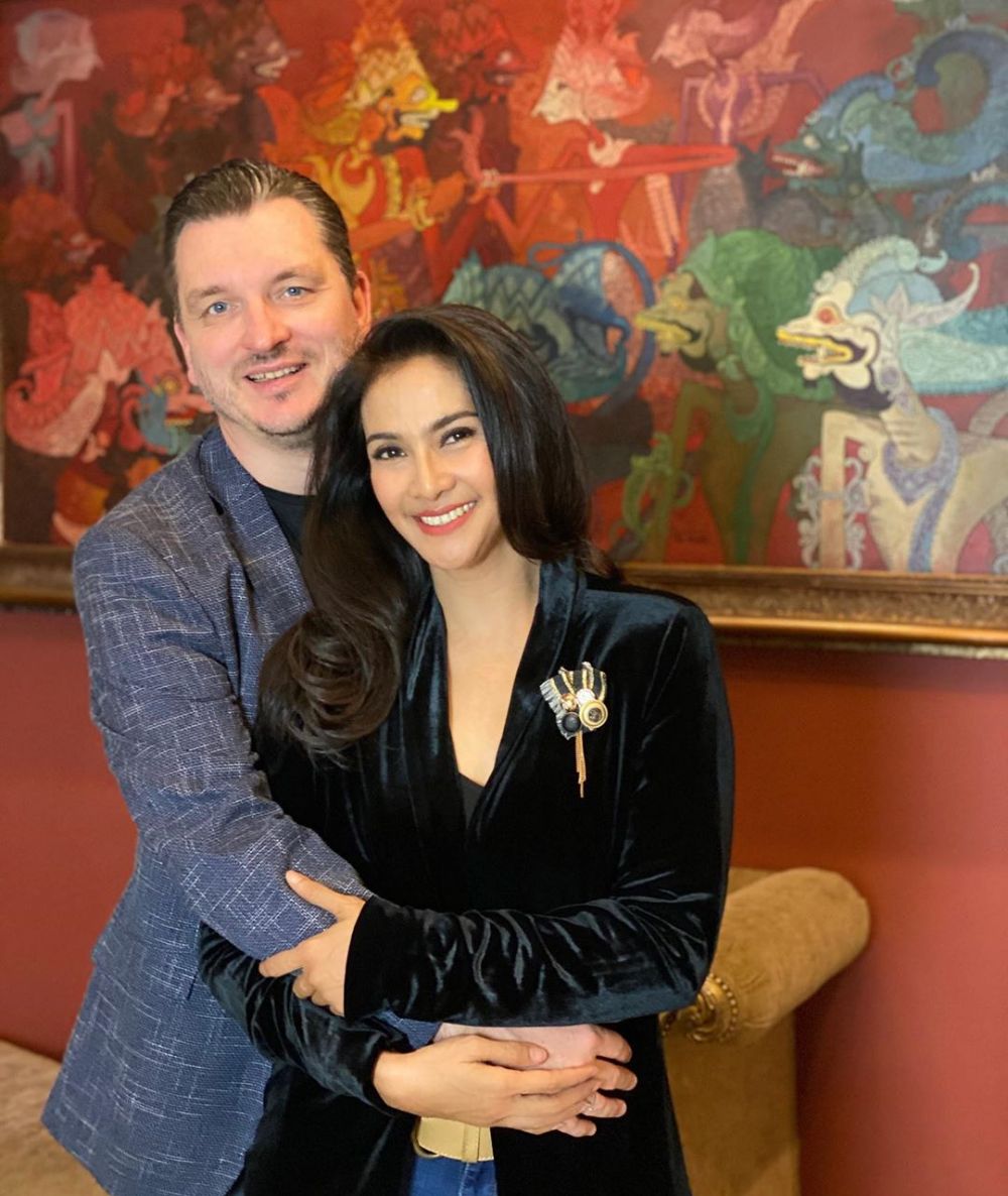 Anniversary ke-19, ini 10 potret harmonis Maudy Koesnaedi dan suami