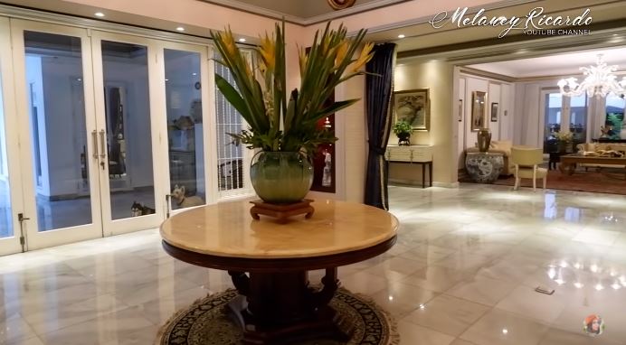 15 Potret rumah Phillip Jusuf, furniturnya dari badan pesawat