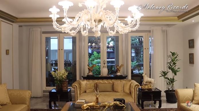 15 Potret rumah Phillip Jusuf, furniturnya dari badan pesawat