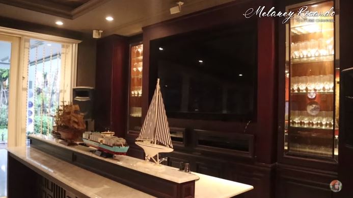 15 Potret rumah Phillip Jusuf, furniturnya dari badan pesawat