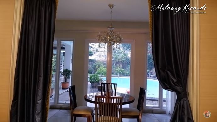 15 Potret rumah Phillip Jusuf, furniturnya dari badan pesawat