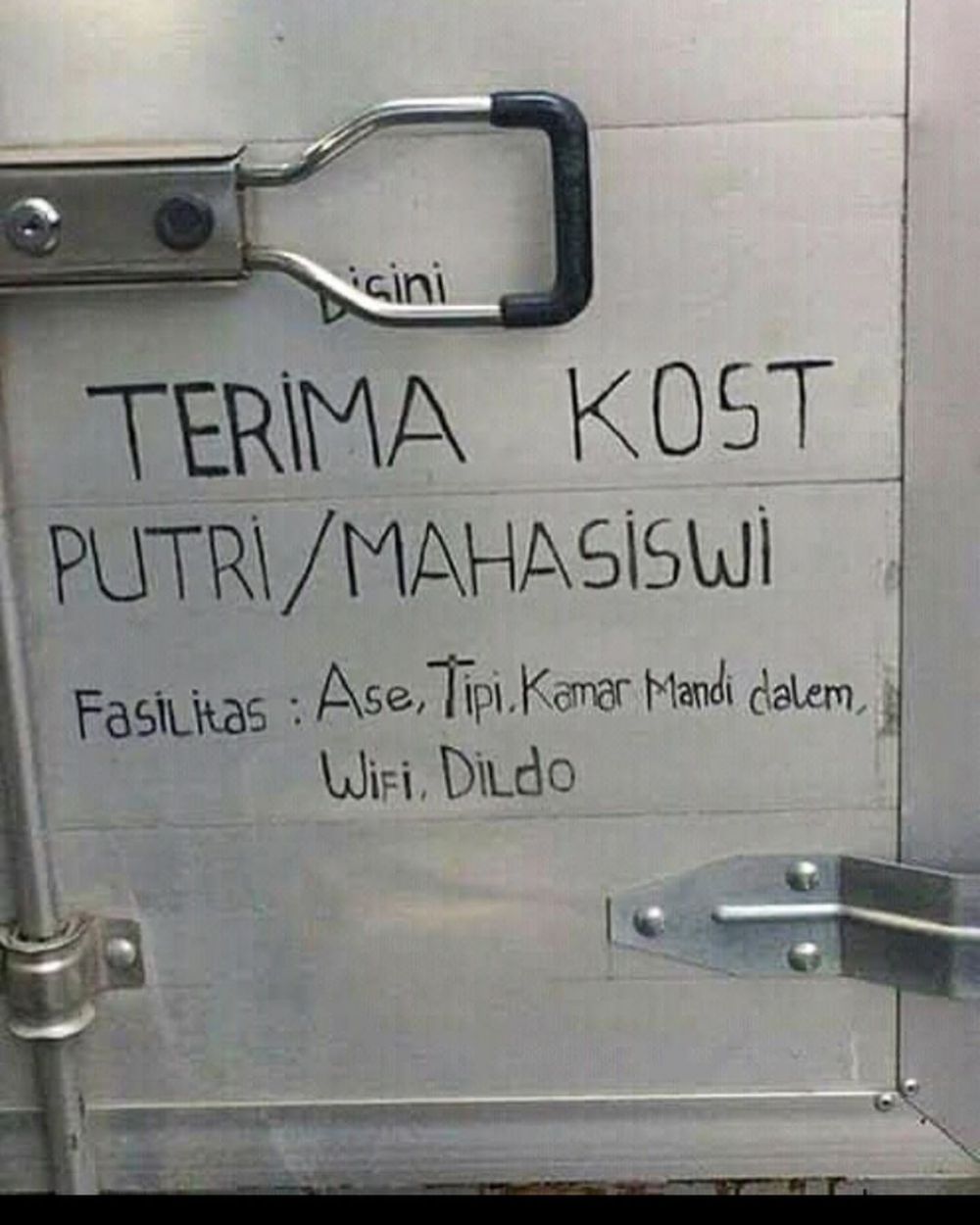 10 Tulisan terima kos ini absurd banget, bikin geleng kepala