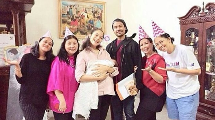 Momen penyambutan 6 seleb di rumah usai melahirkan, penuh kemeriahan