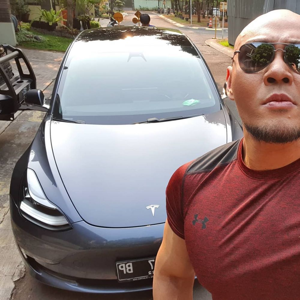 Potret koleksi mobil milik 10 seleb, kecanggihannya bikin melongo